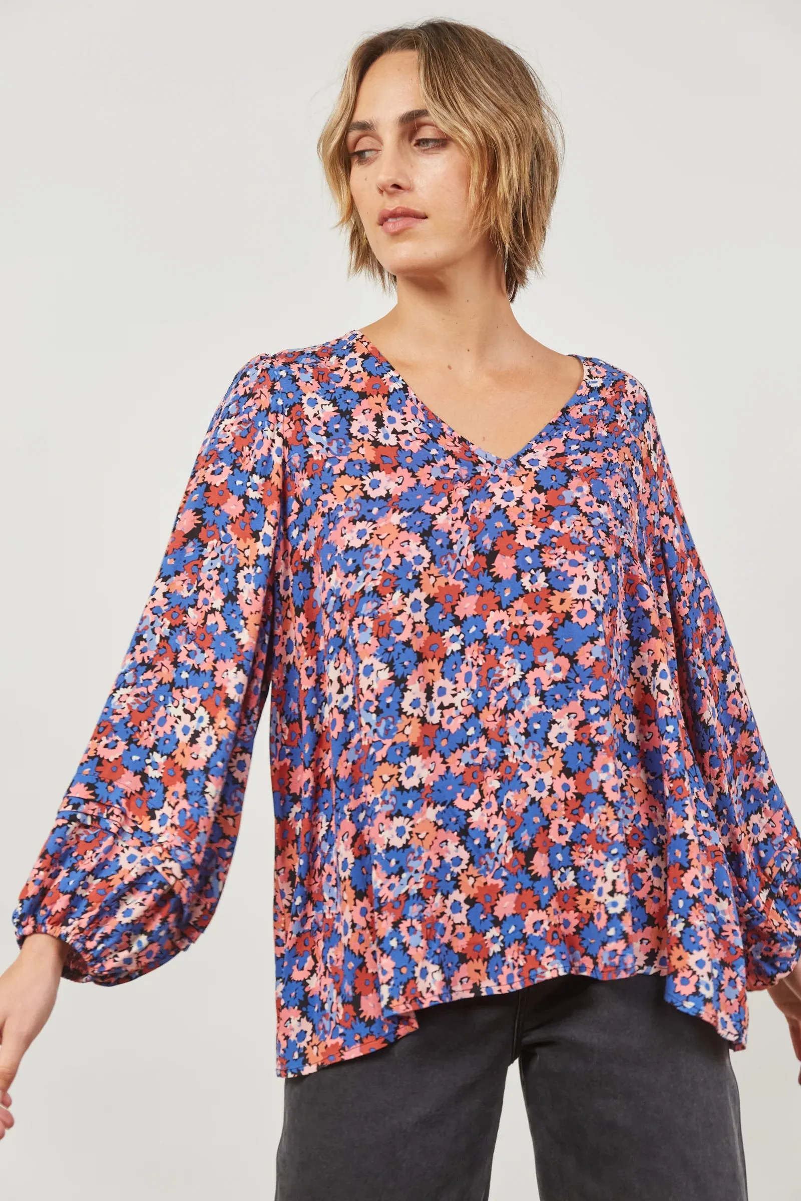 ISLE OF MINE Euphoria V Blouse AZURE BLOOM