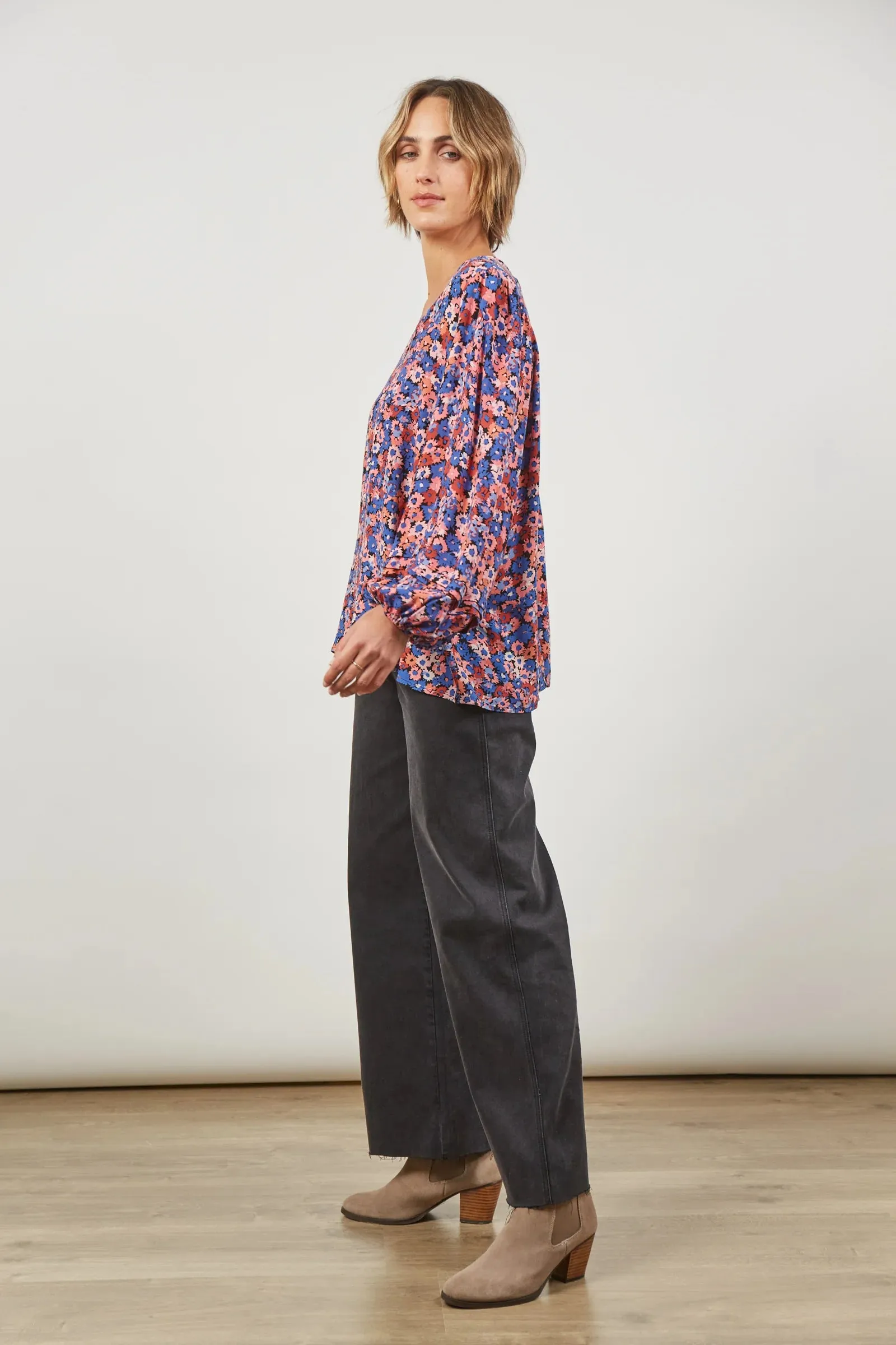 ISLE OF MINE Euphoria V Blouse AZURE BLOOM