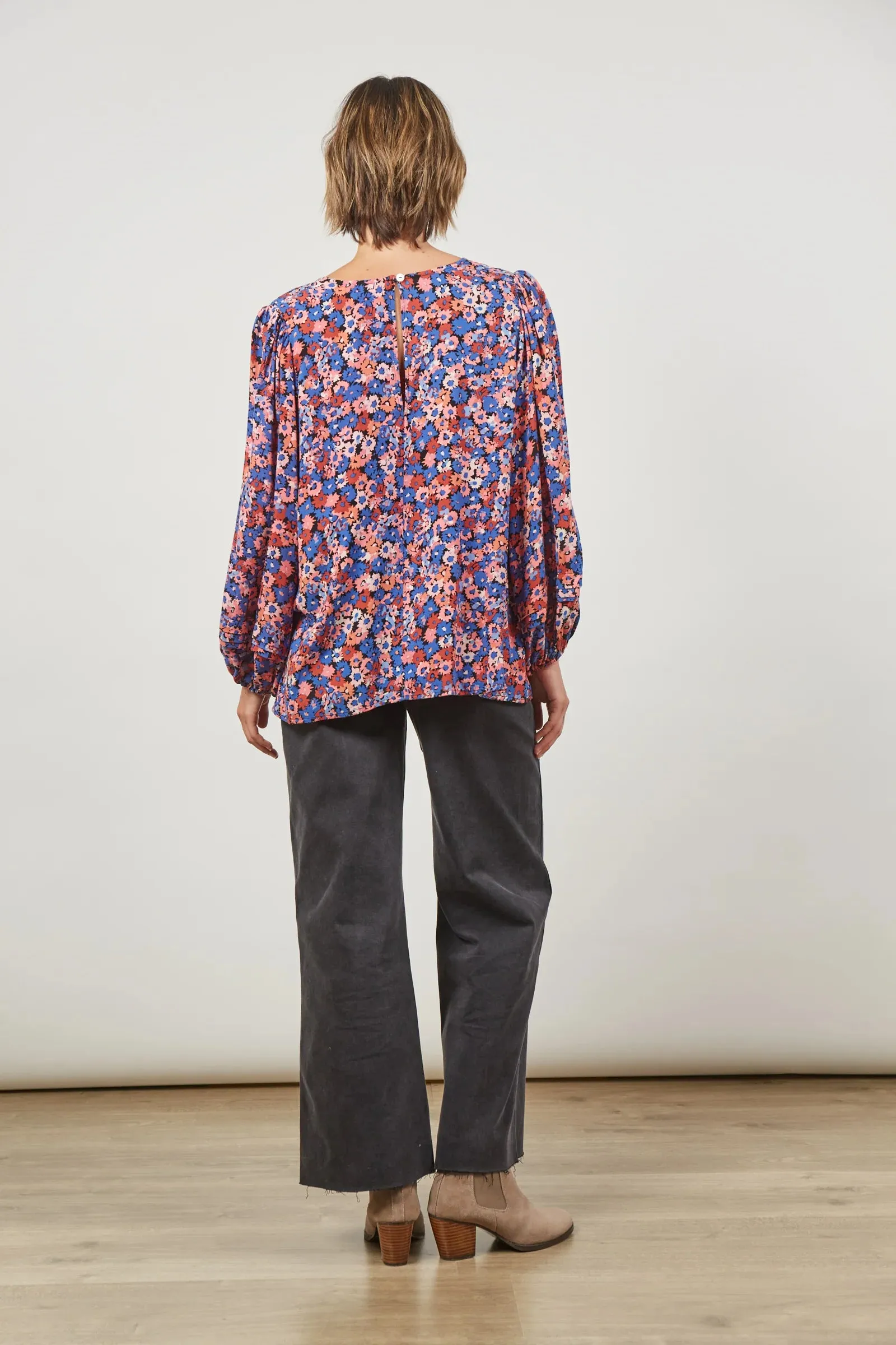ISLE OF MINE Euphoria V Blouse AZURE BLOOM