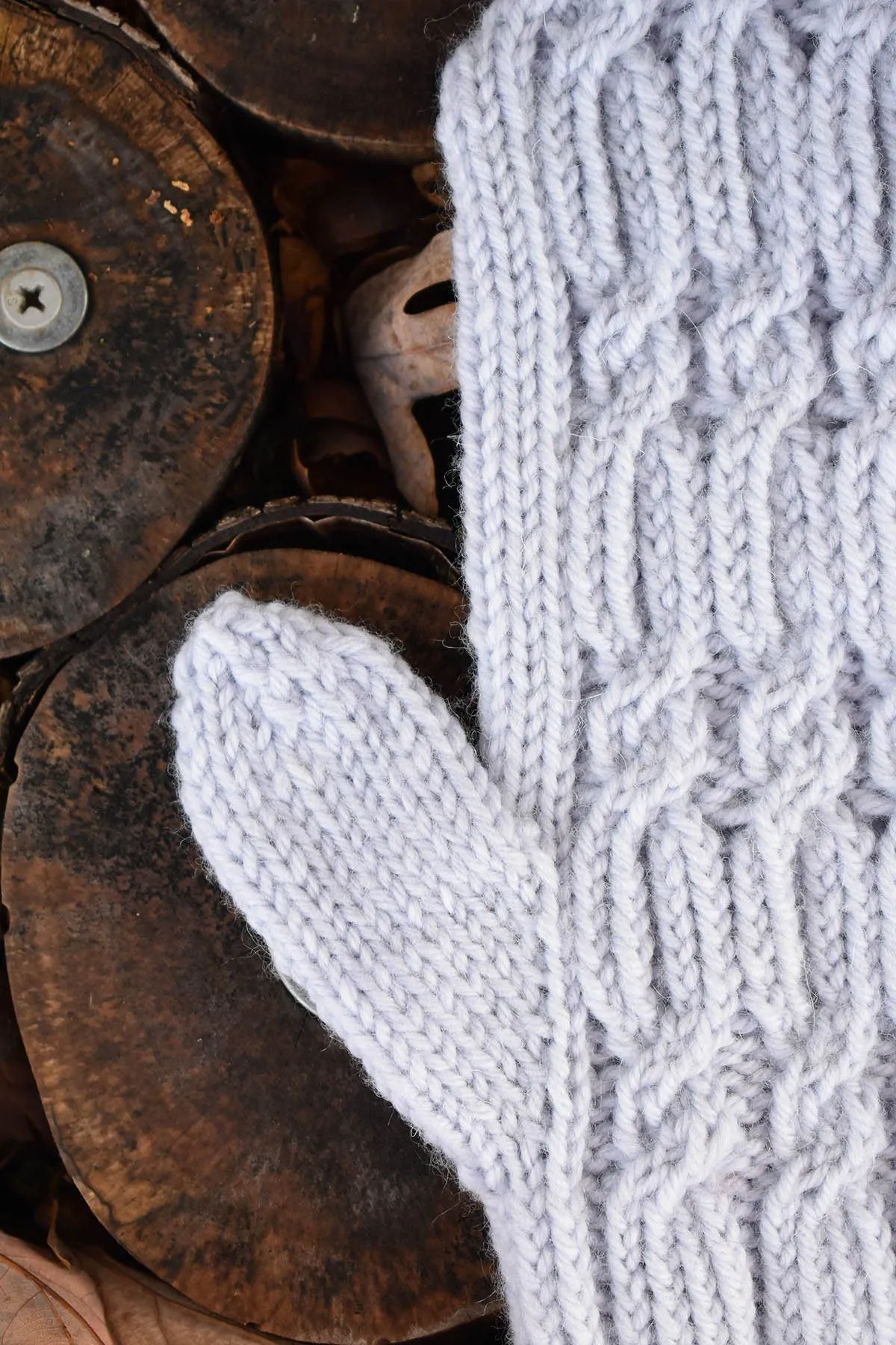 Ultra-Warm Manitoba Mittens: Ultimate Comfort for Winter Weather