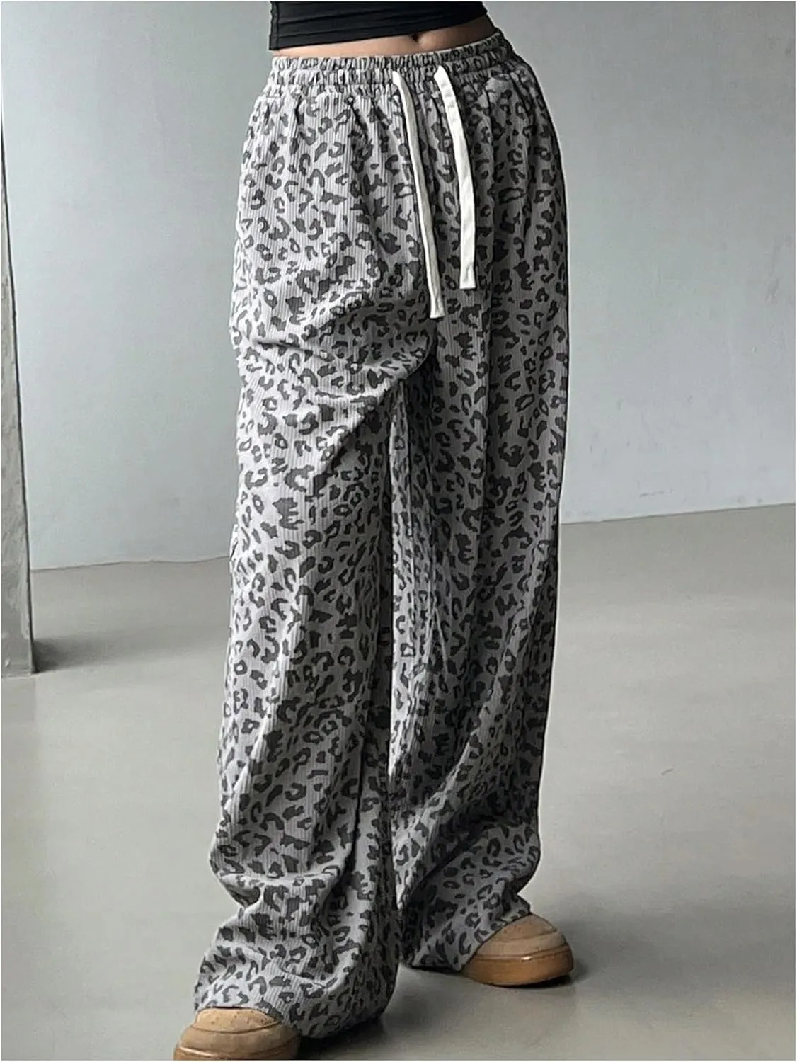 OYOANGLE Women's Graphic Print Drawstring Elastic High Waist Long Pants Y2k Wide Leg Casual Trousers with Pockets