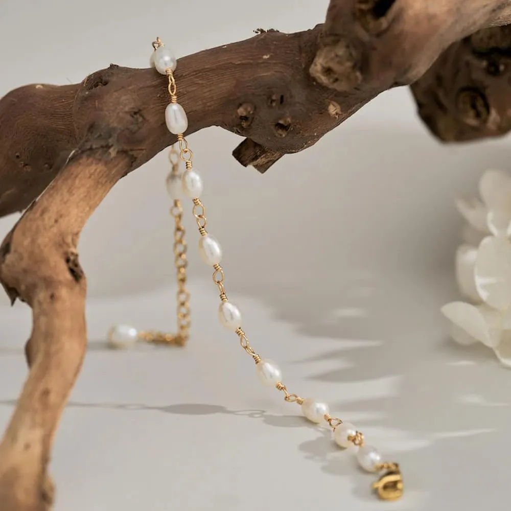 Pearl Bracelet Pearl Bracelets for Women Dainty Gold Charm Bracelet Pearl Hand Chain Bracelet Wedding Jewelry for Brides Bridesmaid Gifts